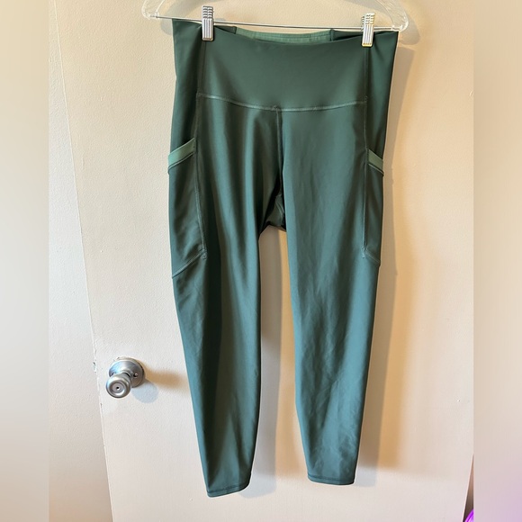 Old navy power soft pocket leggings, size large - Picture 2 of 4